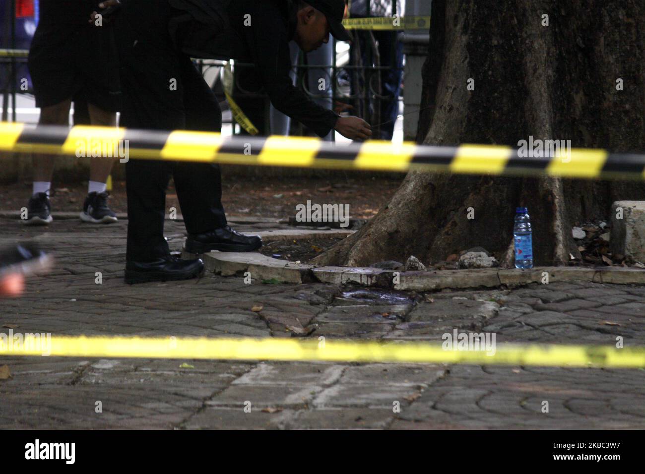 La polizia e il personale militare conducono un'indagine sul luogo dell'esplosione della granata che ha ferito 2 personaggio militare a Giacarta, martedì 3 dicembre 2019. L'esplosione di granata di fumo dopo la fondazione al National Monument Park da parte di due militari in Martedì mattina, autorità ha detto. (Foto di Aditya Irawan/NurPhoto) Foto Stock