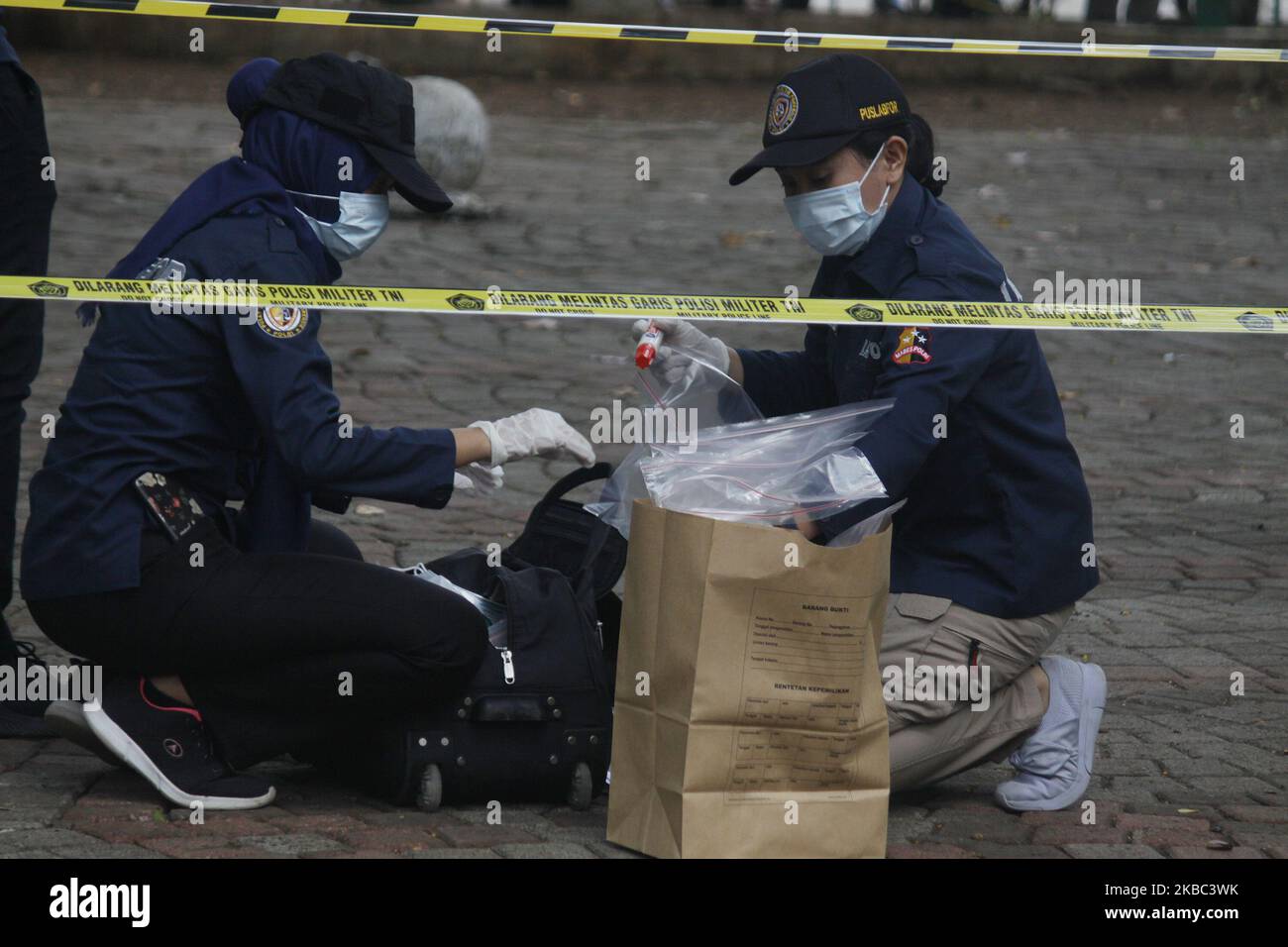 La polizia e il personale militare conducono un'indagine sul luogo dell'esplosione della granata che ha ferito 2 personaggio militare a Giacarta, martedì 3 dicembre 2019. L'esplosione di granata di fumo dopo la fondazione al National Monument Park da parte di due militari in Martedì mattina, autorità ha detto. (Foto di Aditya Irawan/NurPhoto) Foto Stock