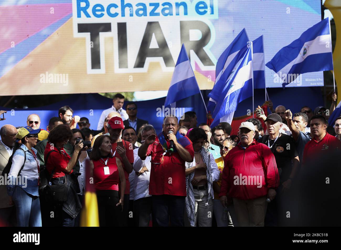 Il Presidente dell'Assemblea costituente Nazionale, Diosdado Cabello (C) saluta i sostenitori del Presidente venezuelano Nicolas Maduro mentre si marciano dal Ponte di Llaguno a Plaza Morelos in reazione al Trattato di integrazione e assistenza reciproca (TIAR) a Caracas, Venezuela, il 03 dicembre 2019. (Foto di Ramses Mattey/NurPhoto) Foto Stock