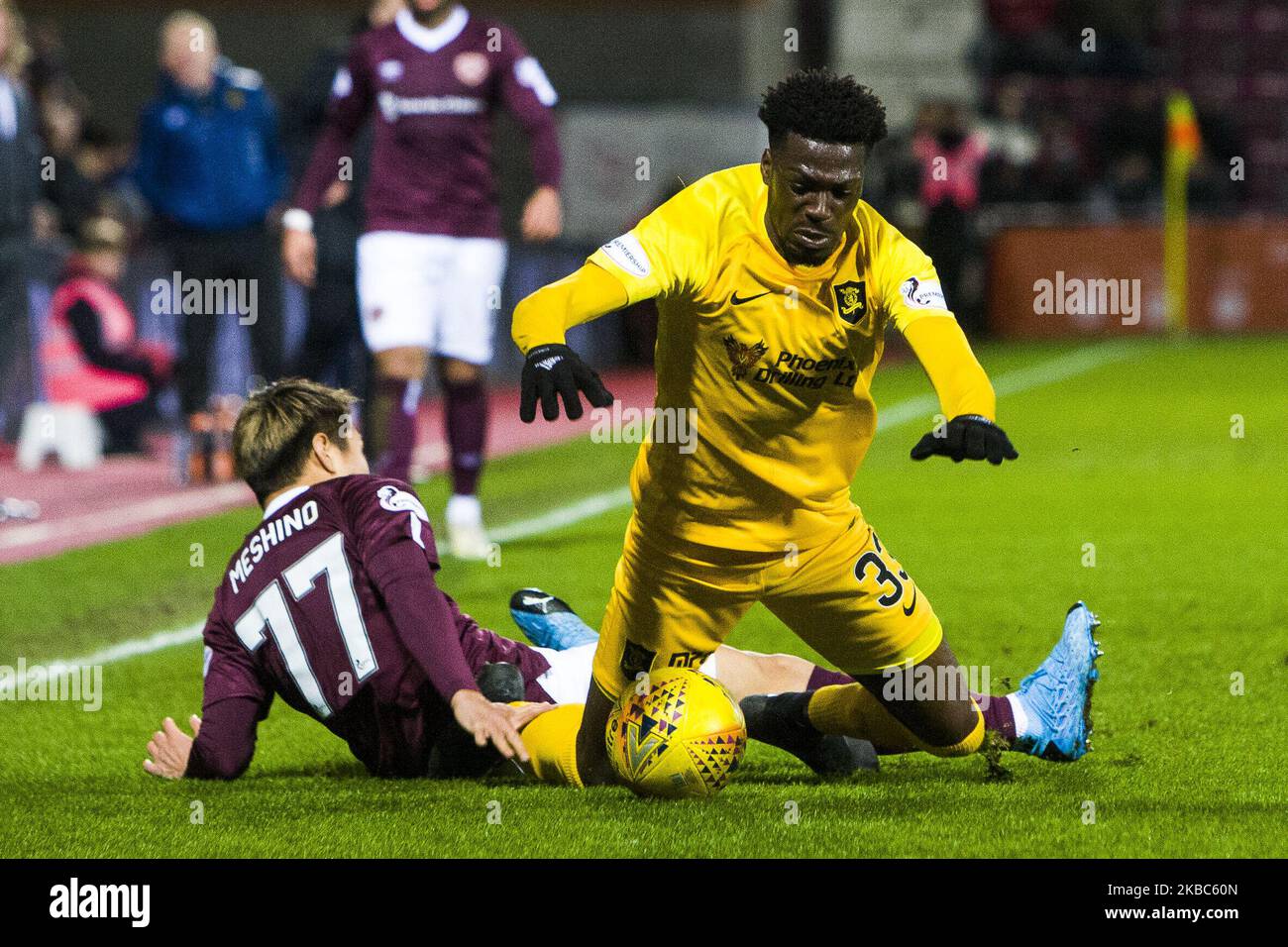 Steve Lawson di Livingston è affrontato da Ryotaro Meshino of Hearts durante la partita della Premier League scozzese tra Hearts e Livingston al Tynecastle Park il 04 dicembre 2019 a Edimburgo, Scozia. (Foto di Ewan Bootman/NurPhoto) Foto Stock