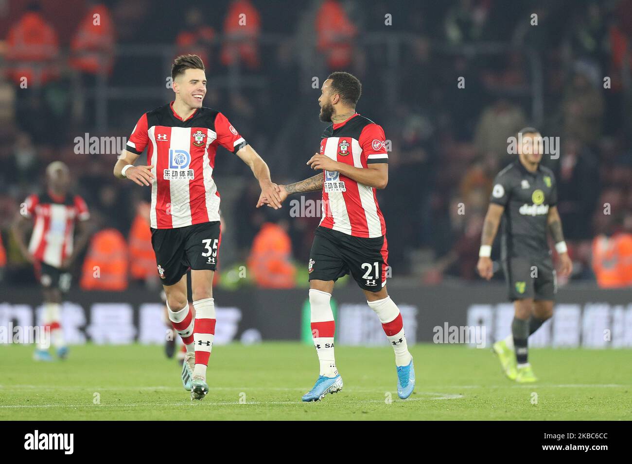 Il difensore di Southampton Ryan Bertrand festeggia con il difensore di Southampton Jan Bednarek dopo aver segnato la partita della Premier League tra Southampton e Norwich City al St Mary's Stadium di Southampton mercoledì 4th dicembre 2019. (Foto di Jon Bromley/MI News/NurPhoto) Foto Stock