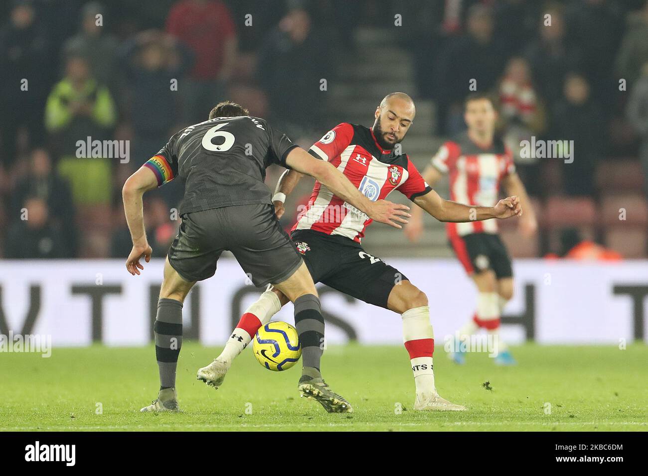 Il centrocampista di Southampton Nathan Redmond combatte con il difensore di Norwich City Christoph Zimmermann durante la partita della Premier League tra Southampton e Norwich City al St Mary's Stadium di Southampton mercoledì 4th dicembre 2019. (Foto di Jon Bromley/MI News/NurPhoto) Foto Stock