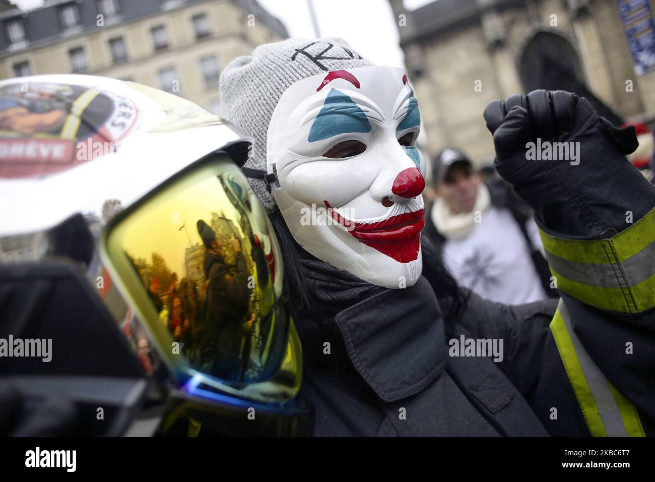 Un manifestante mascherato dimostra e grida slogan durante uno sciopero di massa contro le riforme pensionistiche il 05 dicembre 2019 a Parigi, Francia. Treni cancellati, scuole chiuse: La Francia ha rimescolato per fare piani di emergenza per un enorme sciopero contro la revisione delle pensioni le pone una delle sfide più grandi ancora per il grande impulso di riforma del presidente francese. (Foto di Ibrahim Ezzat/NurPhoto) Foto Stock