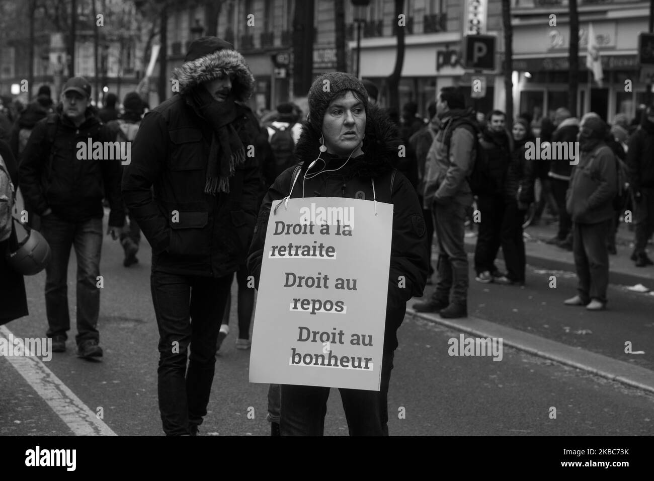 Giovedì 5 dicembre 2019 migliaia di persone (dipendenti della SNCF e della RATP, insegnanti, agenti dei servizi pubblici, studenti, poliziotti, vigili del fuoco, avvocati e giubbotti gialli) hanno manifestato a Parigi (Francia) in seguito all'invito dei sindacati ad avviare uno sciopero generale rinnovabile per opporsi al futuro 'sistema universale' (Pensione Pro prevista dal governo per sostituire i 42 regimi esistenti. (Foto di Estelle Ruiz/NurPhoto) Foto Stock