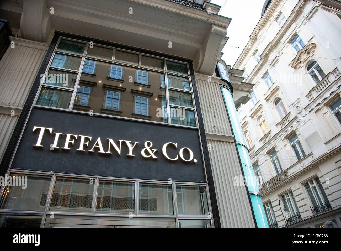 Tiffany & Co. O Tiffany's store a Vienna, Austria, nella zona commerciale più prestigiosa del centro di Vienna, chiamata anche Golden U a Kohlmarkt Street Strasse. In precedenza, la posizione di numerosi gioiellieri, marchi internazionali di lusso e boutique. Tiffany's è un marchio americano di gioielli di lusso. L'edificio storico della 5th Ave a New York e il logo di Tiffany sono diventati famosi e conosciuti in tutto il mondo dal film iconico Breakfast at Tiffany's con Audrey Hepburn dal 1961. Gioielli di Tiffany e iconica confezione blu regalo chiamato robin-uovo / uccelli-uovo in mostra presso lo sto Foto Stock