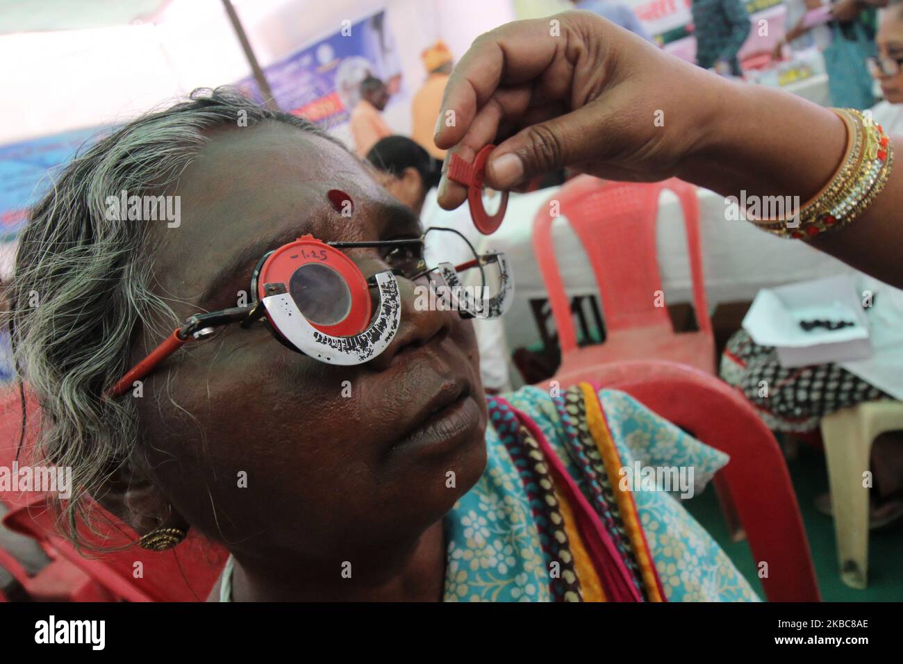 Una donna prende gli occhi esame medico in un campo di check-up occhio libero in occasione del 63rd° anniversario di morte di Babasaheb Ambedkar a Mumbai, India, il 06 dicembre 2019. Ambedkar è stato un politico e pioniere del riformer sociale che ha dedicato la sua vita a sradicare la disuguaglianza sociale in India. (Foto di Himanshu Bhatt/NurPhoto) Foto Stock