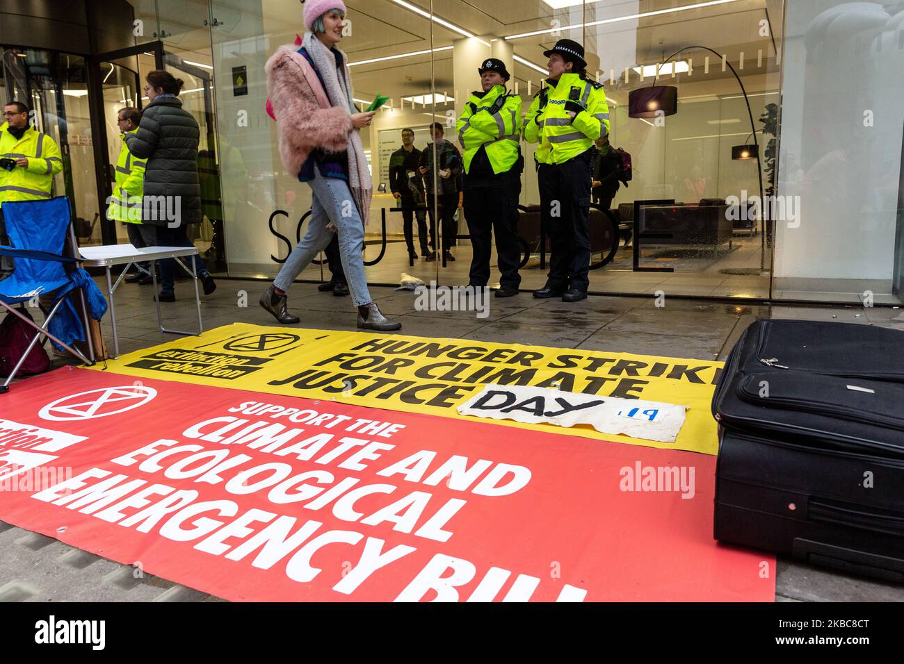 I membri dell'organizzazione ambientale Extension Rebellion protestano di fronte alla sede del partito laburista a Londra, Inghilterra, il 6 dicembre 2019. L'organizzazione organizza la cosiddetta operazione Big Bird, dove i manifestanti marciano con una statua di un uccello che nasconde la sua testa in sabbia per illustrare un atteggiamento dei politici verso l'emergenza ambientale. L’organizzazione protesta per esercitare pressioni sui politici prima delle elezioni generali nel Regno Unito. (Foto di Dominika Zarzycka/NurPhoto) Foto Stock