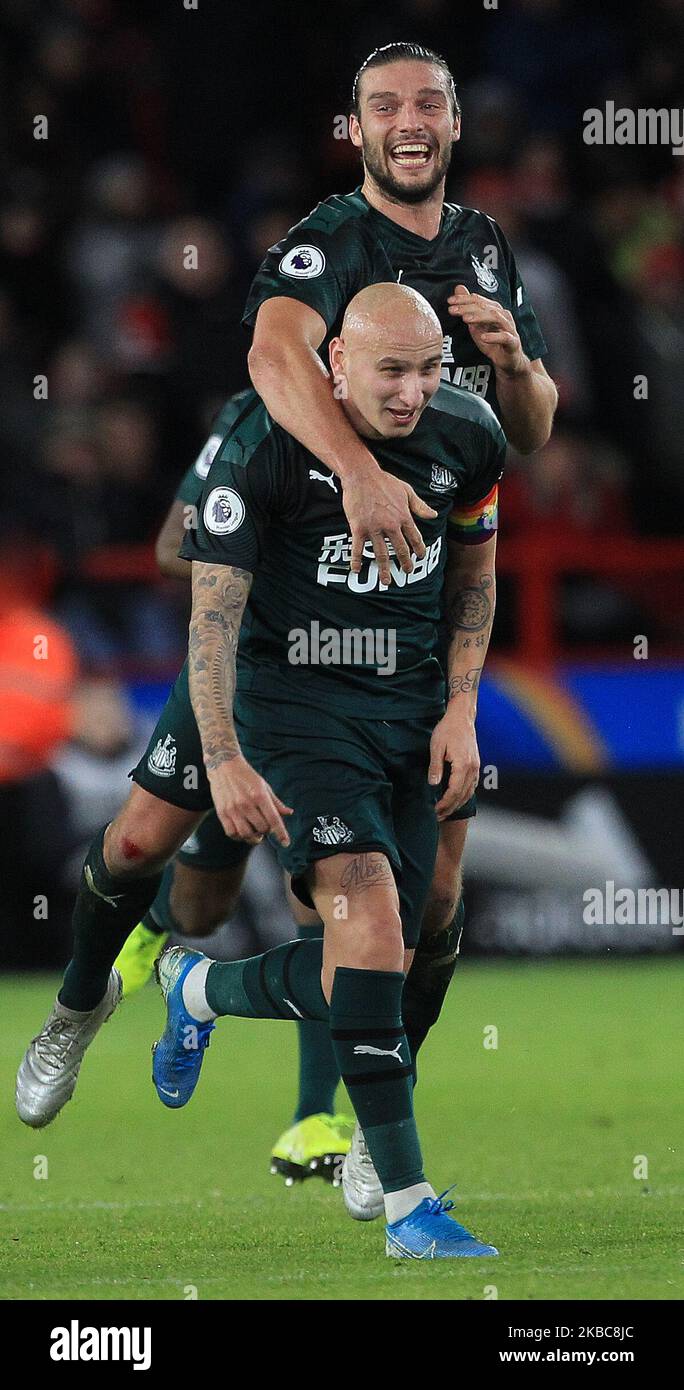 Jonjo Shelvey celebrates with Andy Carroll after scoring Newcastle United's 2nd goal which was upheld by VAR during the Premier League match between Sheffield United and Newcastle United at Bramall Lane, Sheffield on Thursday 5th December 2019. (Photo by Mark Fletcher/MI News/NurPhoto) Foto Stock