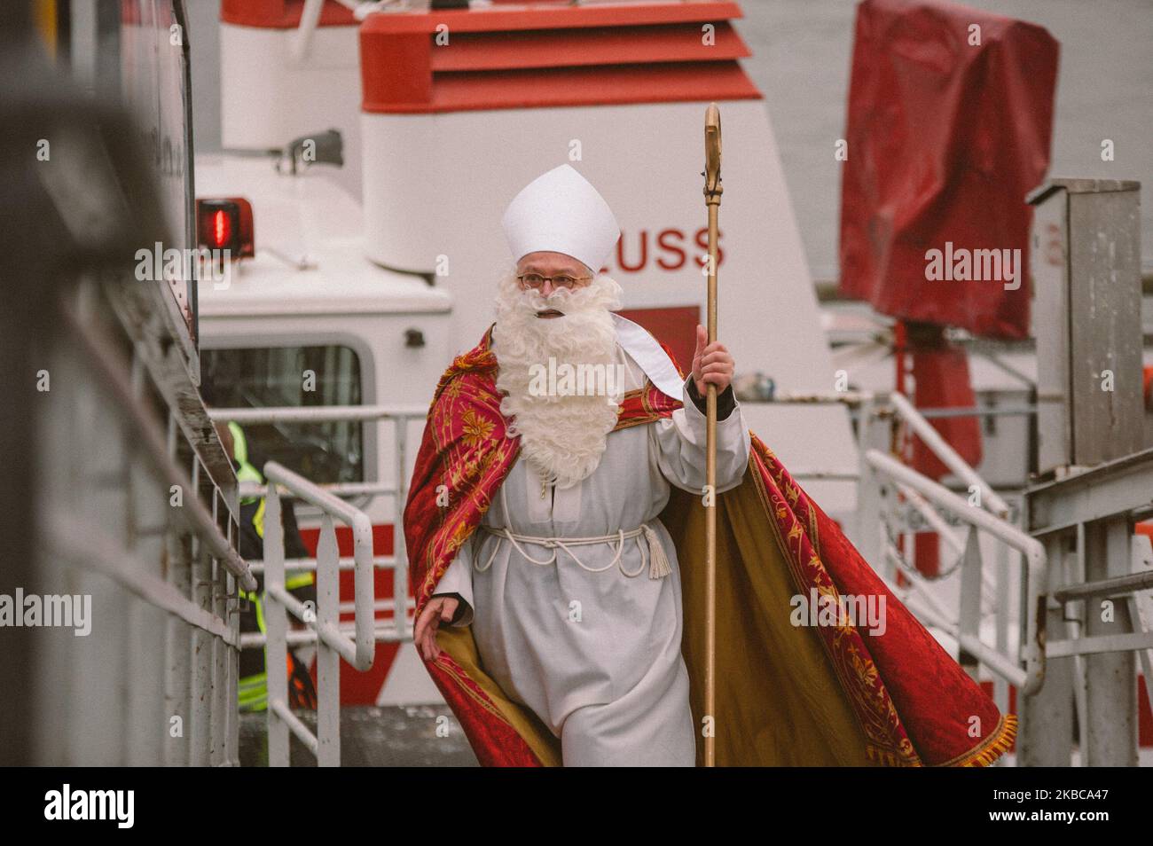 Il parroco Karl-Heinz Sulyenfuss Dusseldorf ha una lunga tradizione di celebrazione della giornata di San Nicola inizia con la crociera sul Reno di San Nicola a Dusseldorf, in Germania, il 6 dicembre 2019. Nicholas arriva sulle rive del Reno e viene accolto dai bambini degli asili. Poi accompagnerà con i suoi due asini Charly e Lilly e la giovane banda di ottone visiterà la chiesa della Basilica di San Lambetto e il municipio, dove i bambini riceveranno doni da Nicola. (Foto di Ying Tang/NurPhoto) Foto Stock