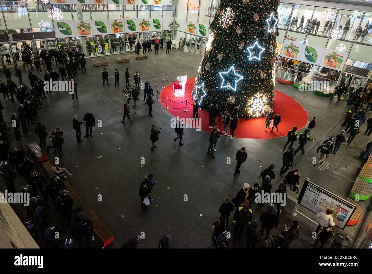 Faccia a faccia tra i gendarmi mobili e i manifestanti ai piedi dell'albero di Natale illuminato nel cortile esterno di Parigi, Francia, il 7 dicembre 2019. (Foto di Jerome Gilles/NurPhoto) Foto Stock