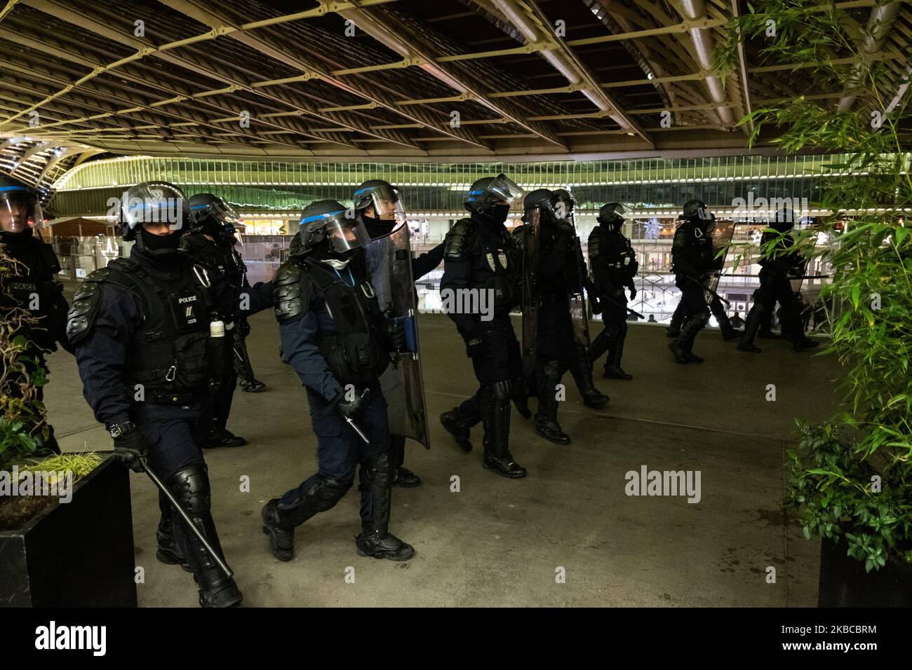 Faccia a faccia tra i gendarmi mobili e i manifestanti ai piedi dell'albero di Natale illuminato nel cortile esterno di Parigi, Francia, il 7 dicembre 2019. (Foto di Jerome Gilles/NurPhoto) Foto Stock