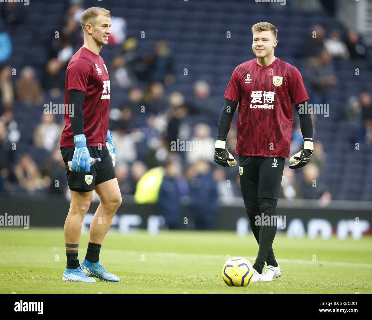 L-R Joe Hart e Burnley's Bailey Peacock-Farrell durante il warm-up pre-partita durante la Premier League inglese tra Tottenham Hotspur e Burnley al Tottenham Hotspur Stadium , Londra, Inghilterra il 07 dicembre 2019 (Photo by Action Foto Sport/NurPhoto) Foto Stock