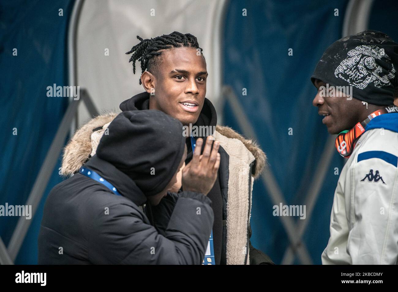 Mario Balotelli (R) a Ferrara, Italia, il 8 dicembre 2019, prima della Serie A tra Spal e Brescia, incontrò il fratello Enoch Barwuah Balotelli (C). (Foto di Giacomo Cosua/NurPhoto) Foto Stock