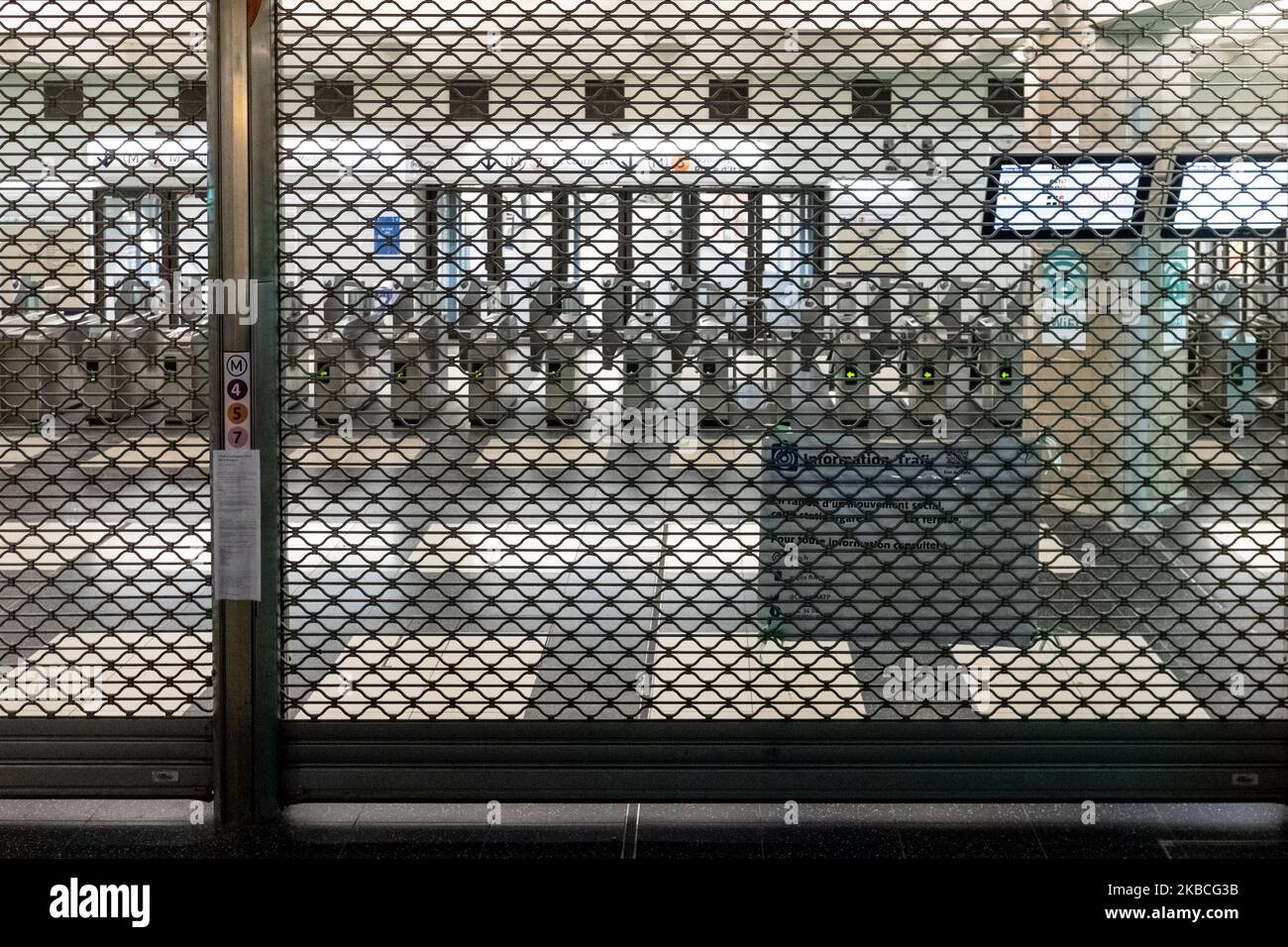 Alla Gare de l'Est, oltre al traffico SNCF molto disturbato, la stazione della metropolitana, Sebbene siano servite da linee RATP parzialmente aperte 4 e 7, siano rimaste chiuse e non vi siano treni in funzione la sera di lunedì 9 dicembre 2019, il 5th° giorno dello sciopero contro la riforma delle pensioni, i trasporti a Parigi sono ancora paralizzati dallo sciopero RATP e SNCF. Alla fine della giornata, i pochi treni in circolazione sono stati ammassati dai parigini, dove sono state dispiegate le guardie di sicurezza per evitare movimenti di folla e incidenti. (Foto di Samuel Boivin/NurPhoto) Foto Stock