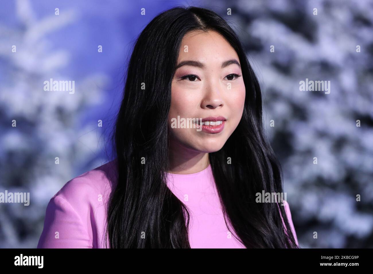 HOLLYWOOD, LOS ANGELES, CALIFORNIA, USA - 09 DICEMBRE: L'attrice Awkwafina indossando un abito Valentino e i gioielli Irene Neuwirth arriva alla prima mondiale della Columbia Pictures 'Jumanji: The Next Level' tenutasi al TCL Chinese Theatre IMAX il 9 dicembre 2019 a Hollywood, Los Angeles, California, Stati Uniti. (Foto di Xavier Collin/Image Press Agency/NurPhoto) Foto Stock