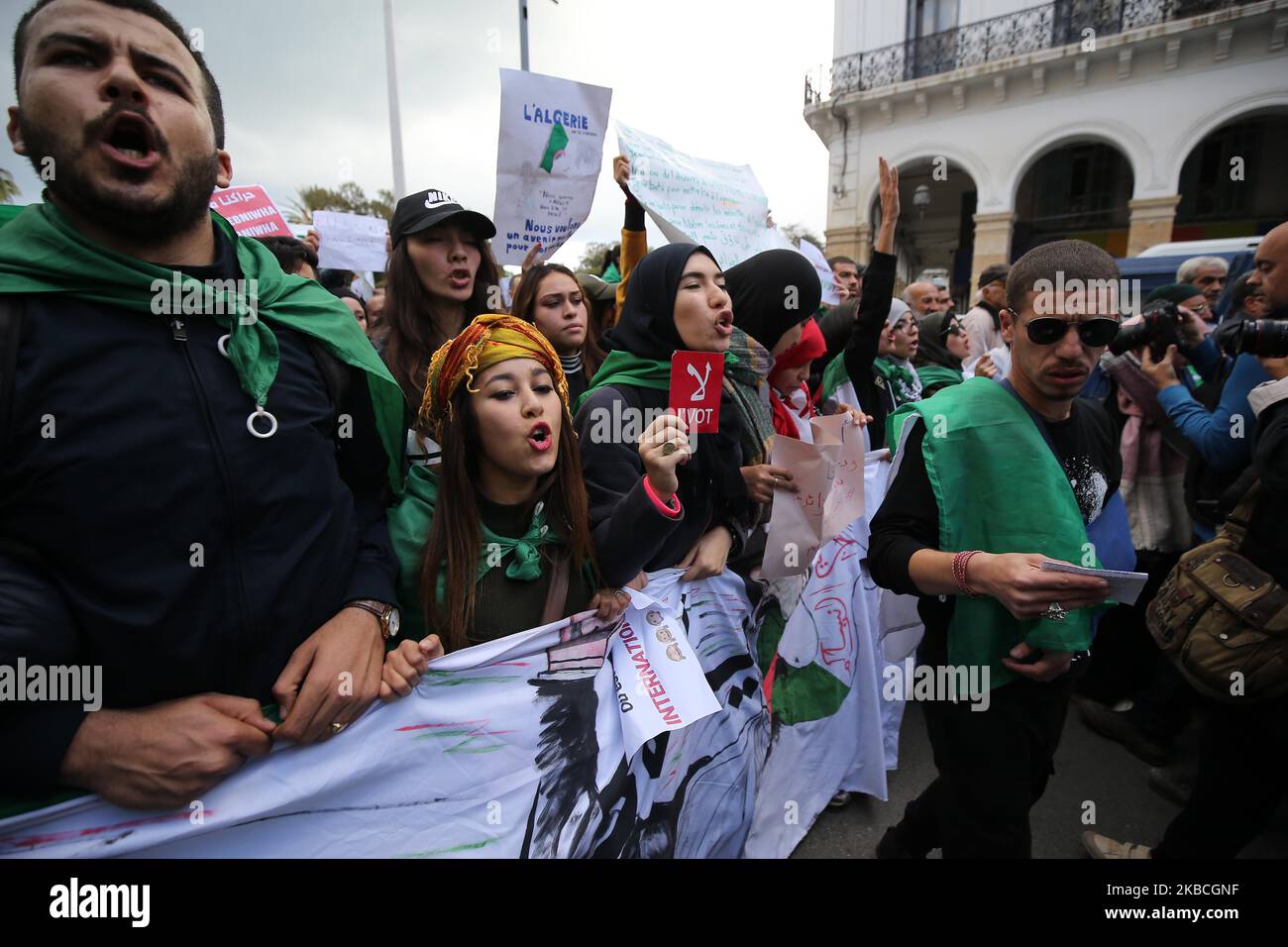 Gli algerini cantano slogan mentre marciano durante una manifestazione anti-governativa ad Algeri, in Algeria, il 10 dicembre 2019. La manifestazione è contro le prossime elezioni presidenziali previste per il 12 dicembre (Foto di Billal Bensalem/NurPhoto) Foto Stock