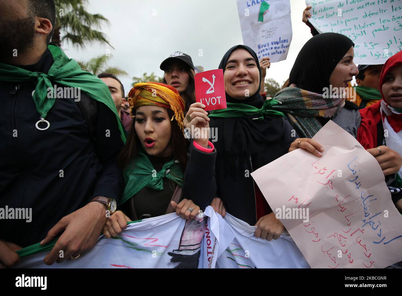 Gli algerini cantano slogan mentre marciano durante una manifestazione anti-governativa ad Algeri, in Algeria, il 10 dicembre 2019. La manifestazione è contro le prossime elezioni presidenziali previste per il 12 dicembre (Foto di Billal Bensalem/NurPhoto) Foto Stock