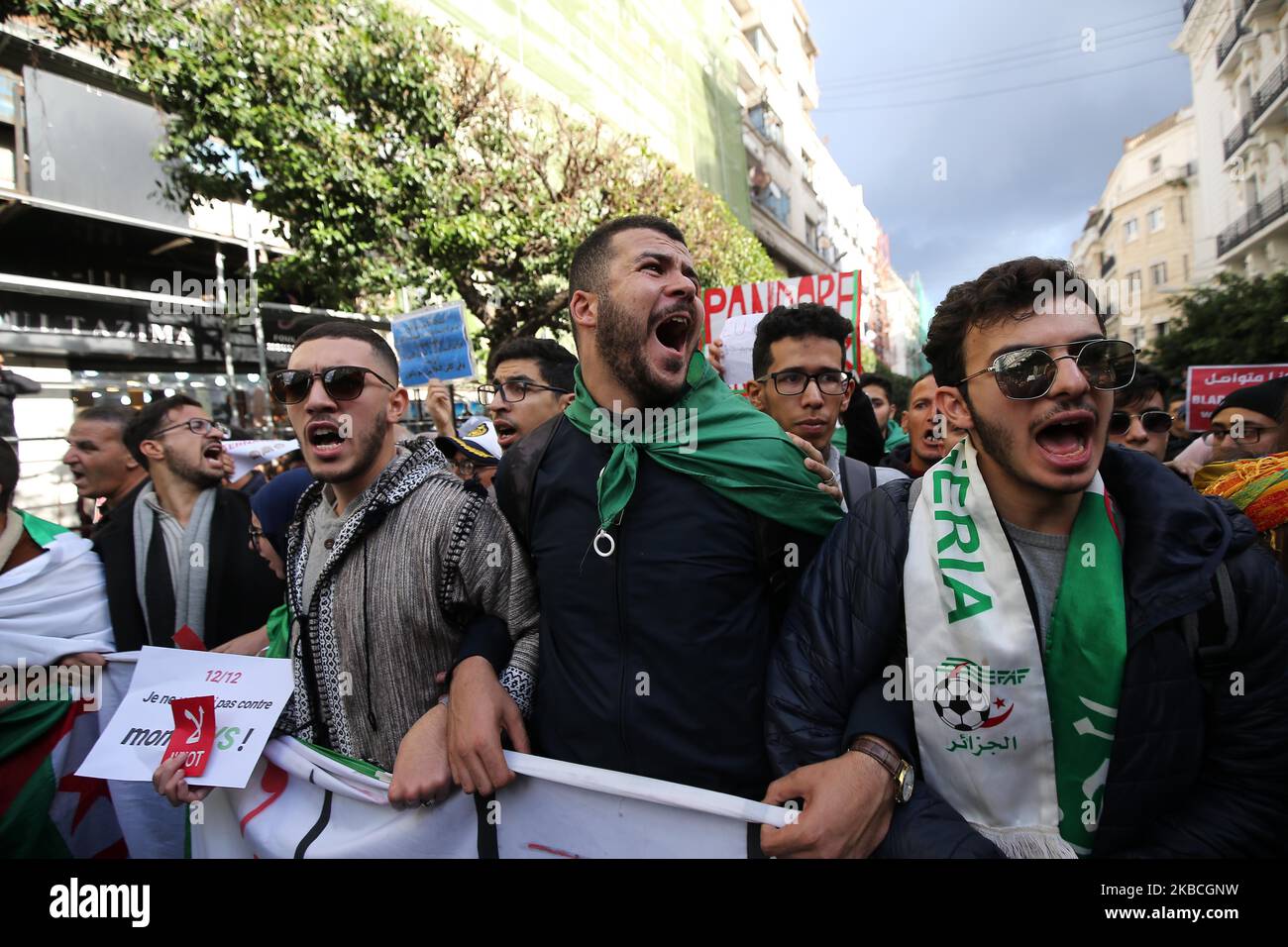 Gli algerini cantano slogan mentre marciano durante una manifestazione anti-governativa ad Algeri, in Algeria, il 10 dicembre 2019. La manifestazione è contro le prossime elezioni presidenziali previste per il 12 dicembre (Foto di Billal Bensalem/NurPhoto) Foto Stock