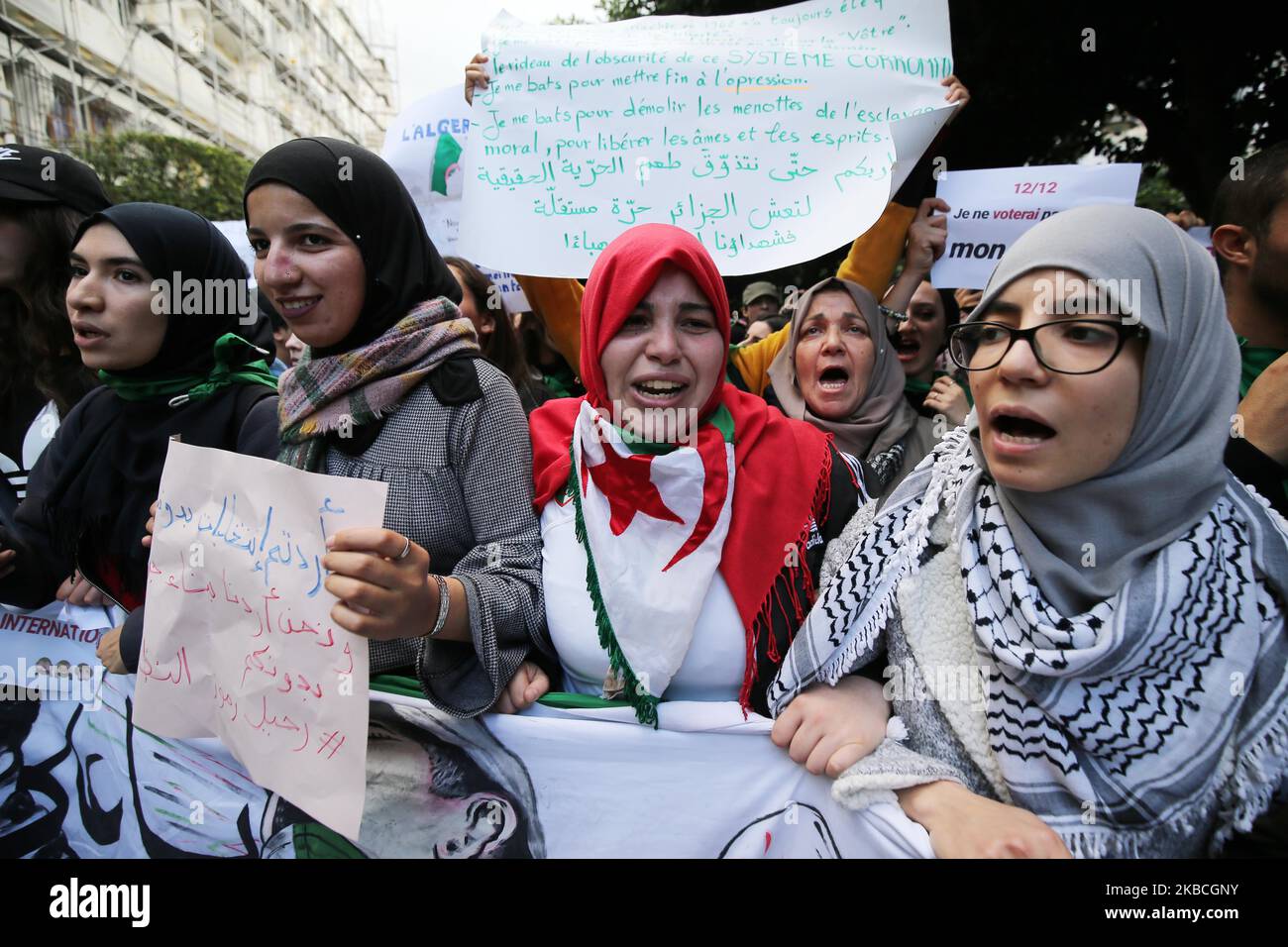 Gli algerini cantano slogan mentre marciano durante una manifestazione anti-governativa ad Algeri, in Algeria, il 10 dicembre 2019. La manifestazione è contro le prossime elezioni presidenziali previste per il 12 dicembre (Foto di Billal Bensalem/NurPhoto) Foto Stock