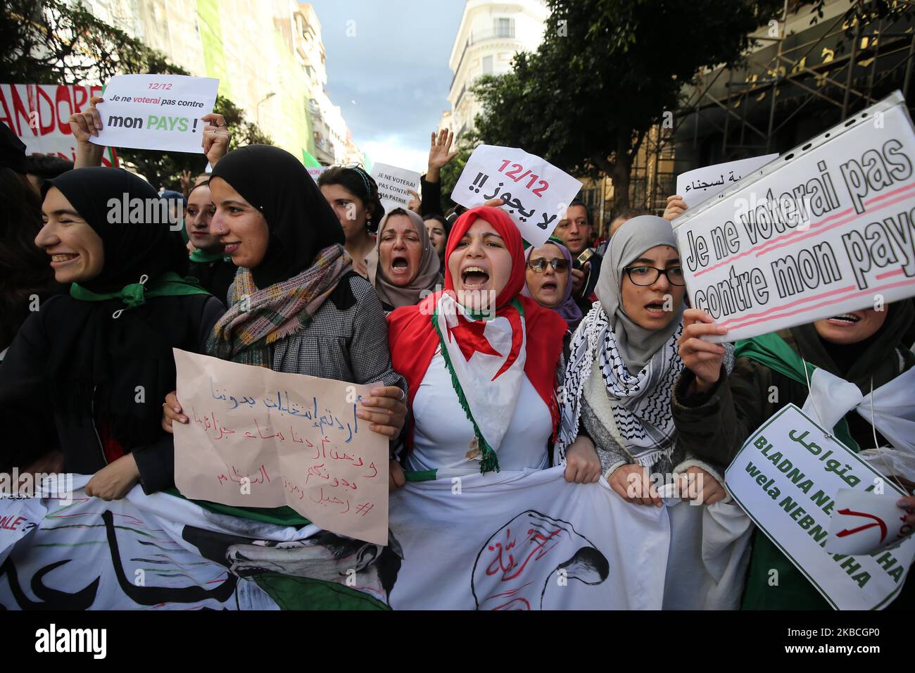 Gli algerini cantano slogan mentre marciano durante una manifestazione anti-governativa ad Algeri, in Algeria, il 10 dicembre 2019. La manifestazione è contro le prossime elezioni presidenziali previste per il 12 dicembre (Foto di Billal Bensalem/NurPhoto) Foto Stock