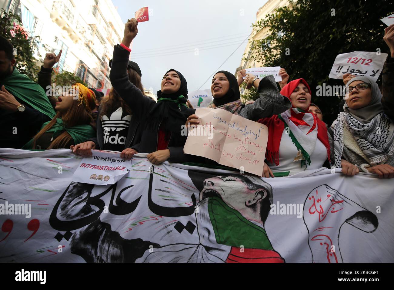 Gli algerini cantano slogan mentre marciano durante una manifestazione anti-governativa ad Algeri, in Algeria, il 10 dicembre 2019. La manifestazione è contro le prossime elezioni presidenziali previste per il 12 dicembre (Foto di Billal Bensalem/NurPhoto) Foto Stock