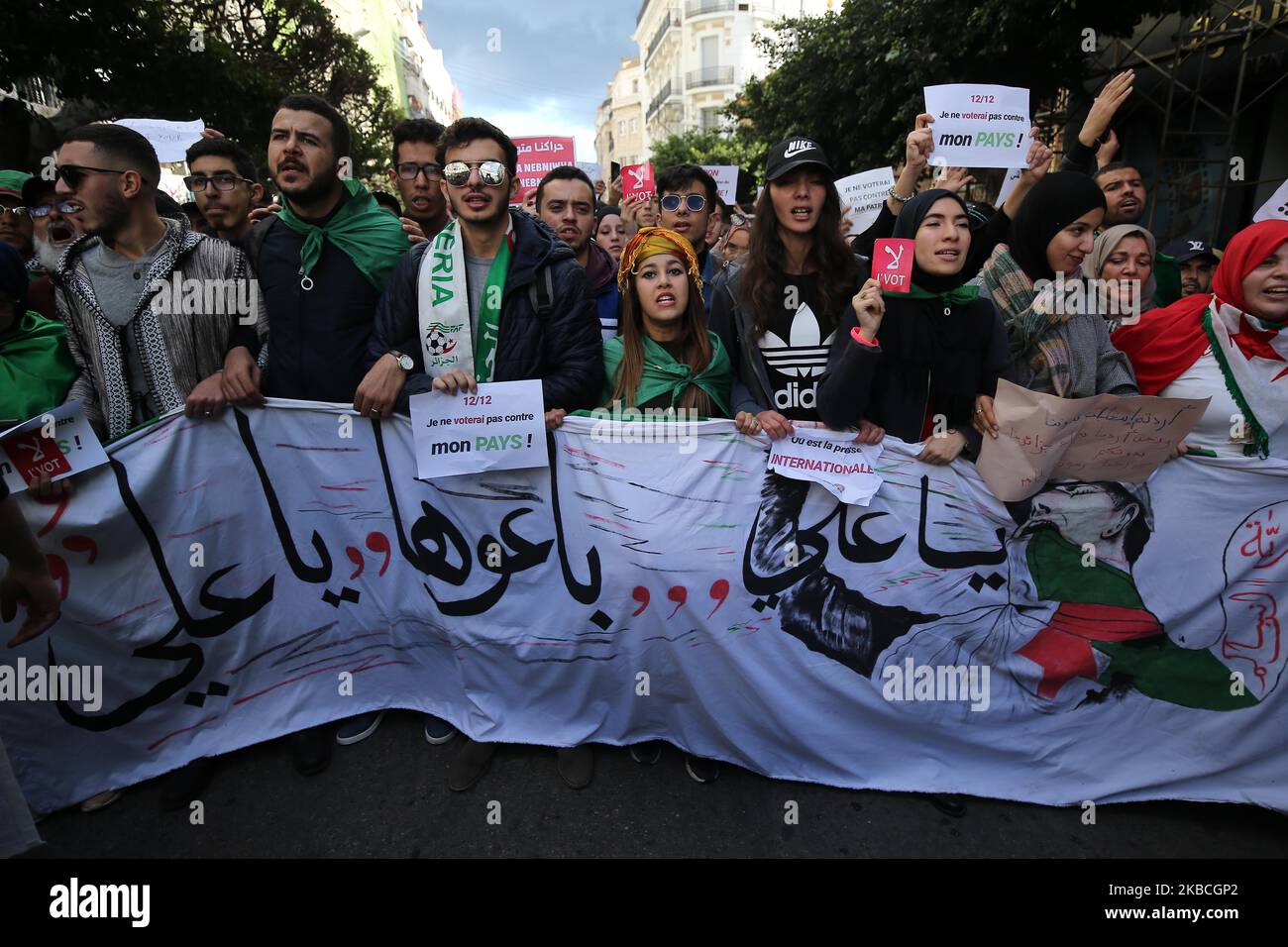 Gli algerini cantano slogan mentre marciano durante una manifestazione anti-governativa ad Algeri, in Algeria, il 10 dicembre 2019. La manifestazione è contro le prossime elezioni presidenziali previste per il 12 dicembre (Foto di Billal Bensalem/NurPhoto) Foto Stock