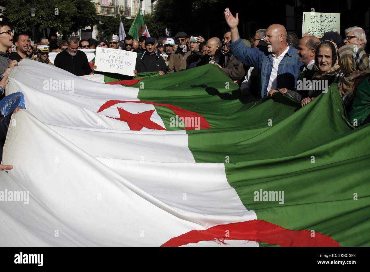 Gli algerini cantano slogan mentre marciano durante una manifestazione anti-governativa ad Algeri, in Algeria, il 10 dicembre 2019. La manifestazione è contro le prossime elezioni presidenziali previste per il 12 dicembre (Foto di Billal Bensalem/NurPhoto) Foto Stock