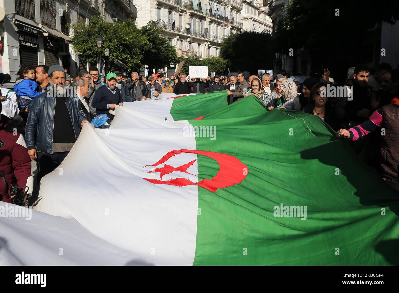 Gli algerini cantano slogan mentre marciano durante una manifestazione anti-governativa ad Algeri, in Algeria, il 10 dicembre 2019. La manifestazione è contro le prossime elezioni presidenziali previste per il 12 dicembre (Foto di Billal Bensalem/NurPhoto) Foto Stock