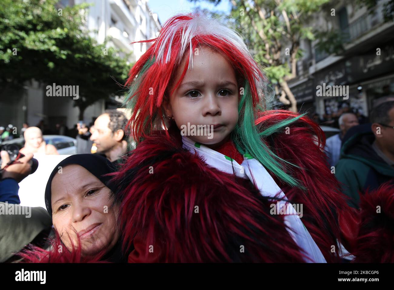 Gli algerini cantano slogan mentre marciano durante una manifestazione anti-governativa ad Algeri, in Algeria, il 10 dicembre 2019. La manifestazione è contro le prossime elezioni presidenziali previste per il 12 dicembre (Foto di Billal Bensalem/NurPhoto) Foto Stock