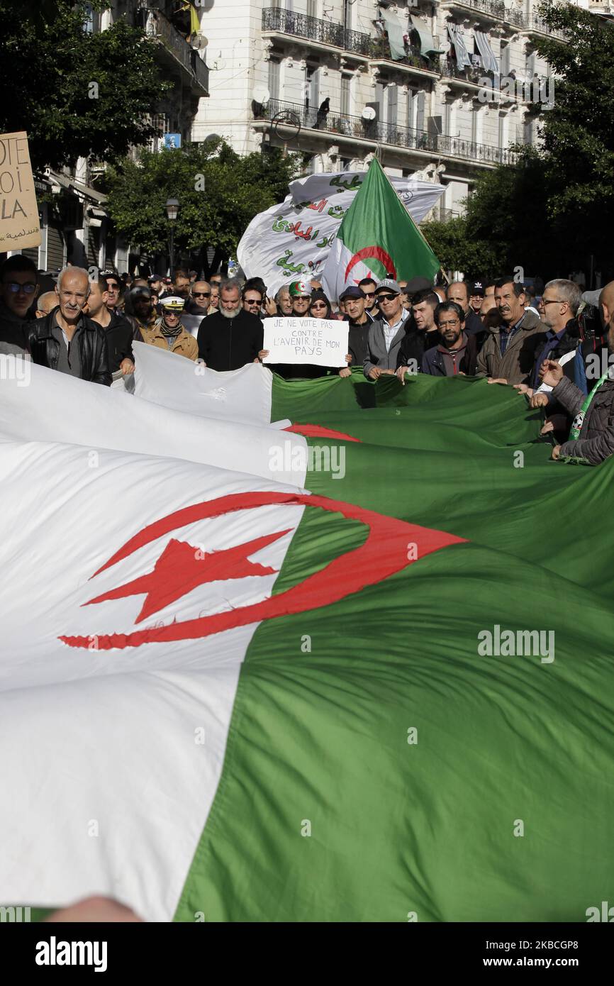 Gli algerini cantano slogan mentre marciano durante una manifestazione anti-governativa ad Algeri, in Algeria, il 10 dicembre 2019. La manifestazione è contro le prossime elezioni presidenziali previste per il 12 dicembre (Foto di Billal Bensalem/NurPhoto) Foto Stock