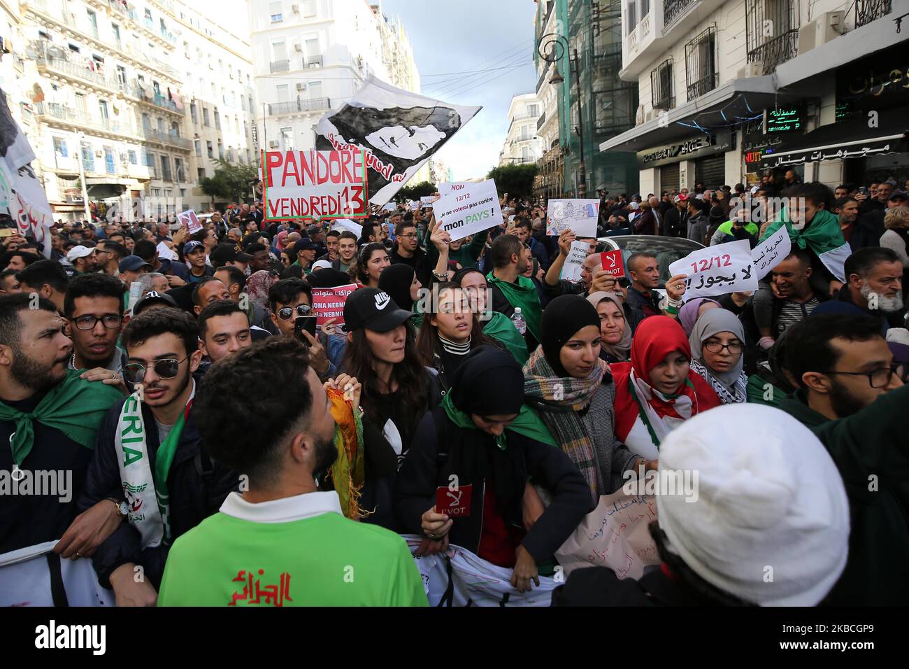 Gli algerini cantano slogan mentre marciano durante una manifestazione anti-governativa ad Algeri, in Algeria, il 10 dicembre 2019. La manifestazione è contro le prossime elezioni presidenziali previste per il 12 dicembre (Foto di Billal Bensalem/NurPhoto) Foto Stock