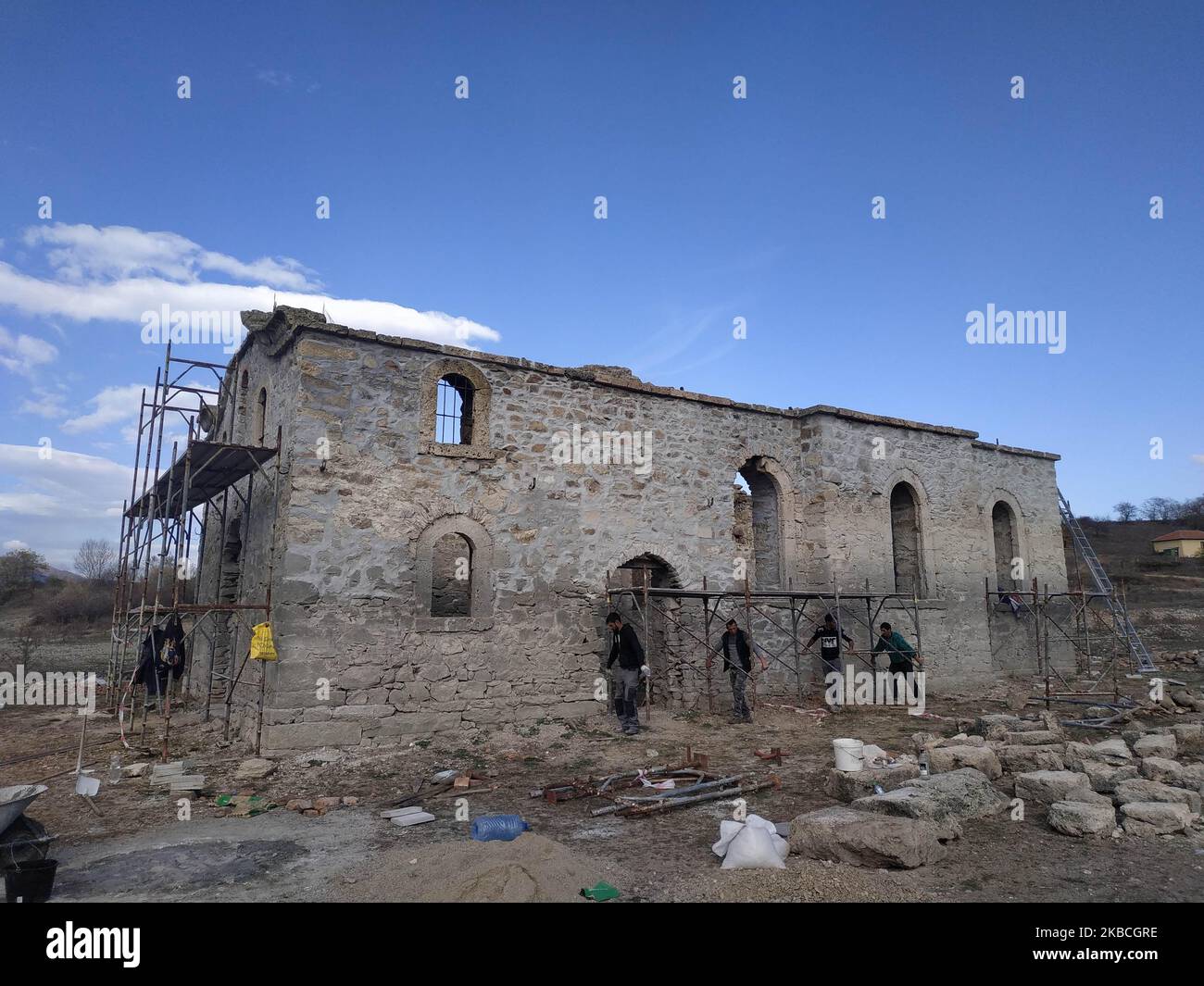 I lavoratori sono stati restaurando 'St. La chiesa di Ivan Rilski, che era stata sott'acqua per 60 anni. Dopo l'improvviso prosciugamento della diga di Zhrebchevo, il suo restauro iniziò nei pressi del villaggio di Zapalnya, Bulgaria, il 10 dicembre 2019. Attualmente, diverse città in Bulgaria hanno difficoltà con l'approvvigionamento di acqua dolce dopo l'improvviso drenaggio di molte altre dighe. Foto di: Petar Petrov/Impact Press Group/NurPhoto Foto Stock