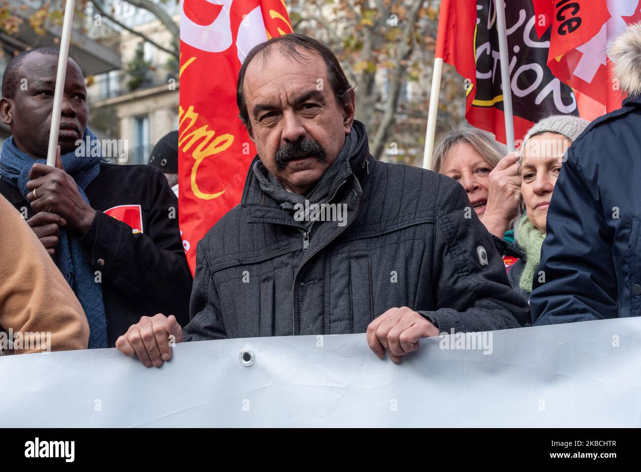 Ritratto di Philippe Martinez, Segretario Generale del CGT, era presente alla testa della processione martedì 10 dicembre 2019, quando diverse migliaia di persone hanno risposto alla chiamata dell'interUnione composta da CGT, FO, SUD, Solidaires, FSU, Le unioni della FSU, dell'UNEF e dell'UNL devono dimostrare a Parigi contro il progetto di riforma delle pensioni che deve porre fine ai regimi speciali per un regime unico e un sistema di contribuzione basato su punti. (Foto di Samuel Boivin/NurPhoto) Foto Stock