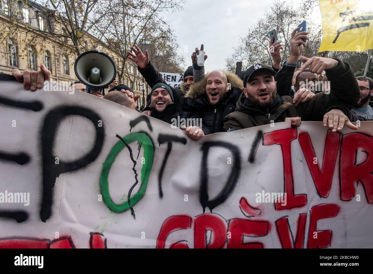 I dipendenti della RATP in sciopero stanno dimostrando martedì 10 dicembre 2019, mentre diverse migliaia di persone hanno risposto alla chiamata dell'interUnione composta dalla CGT, FO, SUD, Solidaires, FSU, L'UNEF e l'UNL si sono dimostrate a Parigi contro il progetto di riforma delle pensioni che deve porre fine ai regimi speciali per un regime unico e un sistema di contribuzione a punti. (Foto di Samuel Boivin/NurPhoto) Foto Stock