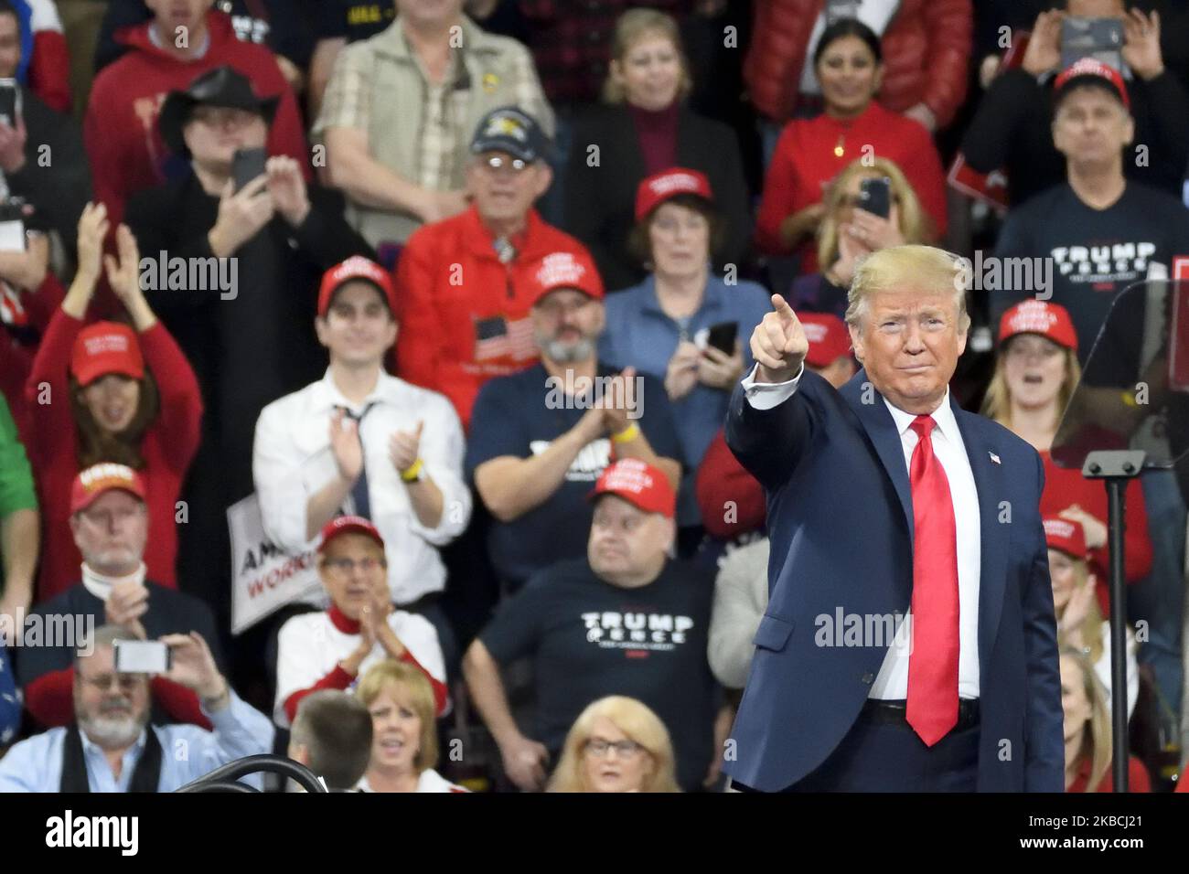 Il presidente degli Stati Uniti Donald Trump saluta i sostenitori mentre si mette sul palco di un rally con il vicepresidente Mike Pence al Giant Center, a Hershey, PA, il 10 dicembre 2019. (Foto di Bastiaan Slabbers/NurPhoto) Foto Stock
