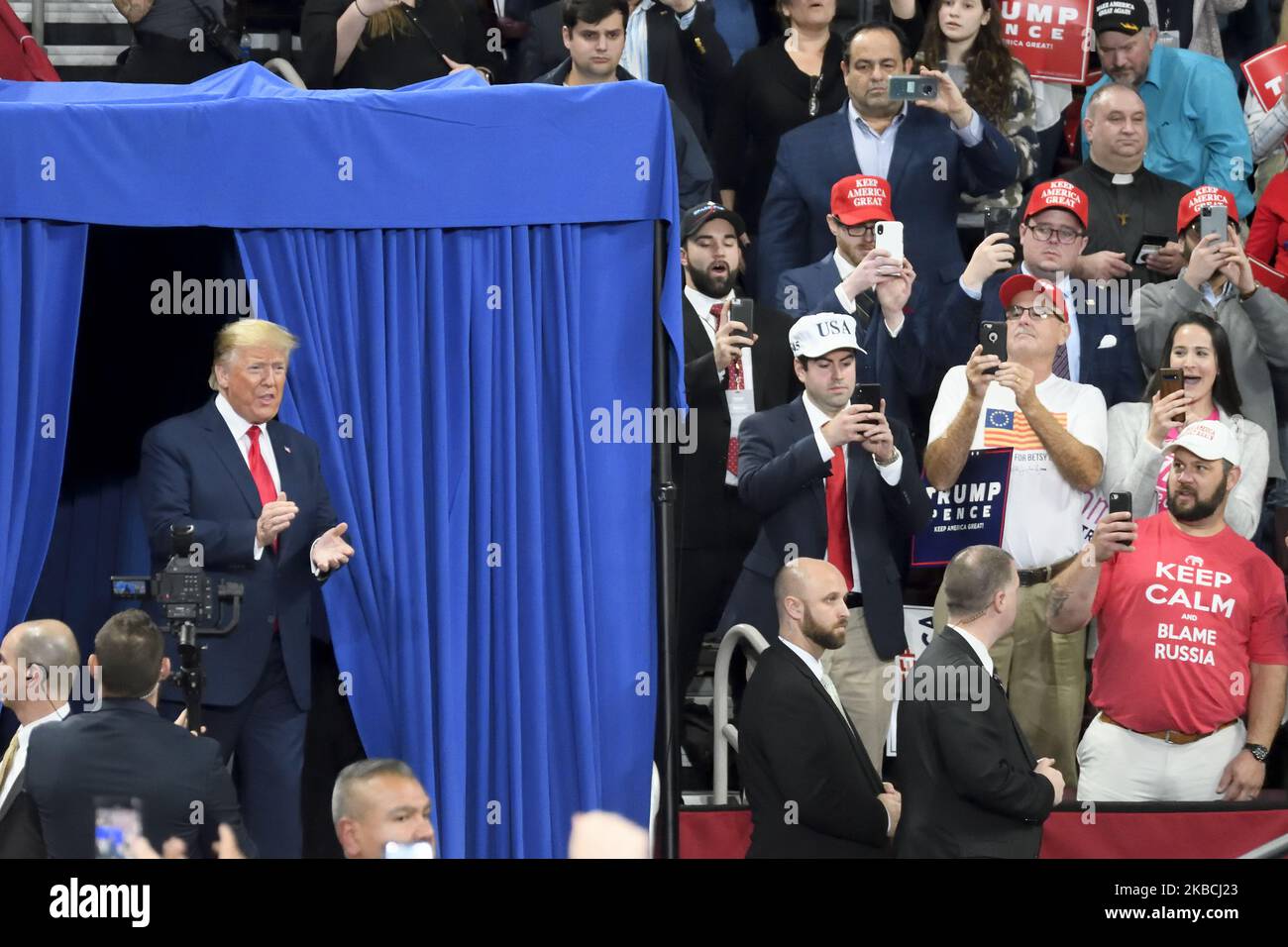 Il presidente degli Stati Uniti Donald Trump saluta i sostenitori mentre si mette sul palco di un rally con il vicepresidente Mike Pence al Giant Center, a Hershey, PA, il 10 dicembre 2019. (Foto di Bastiaan Slabbers/NurPhoto) Foto Stock