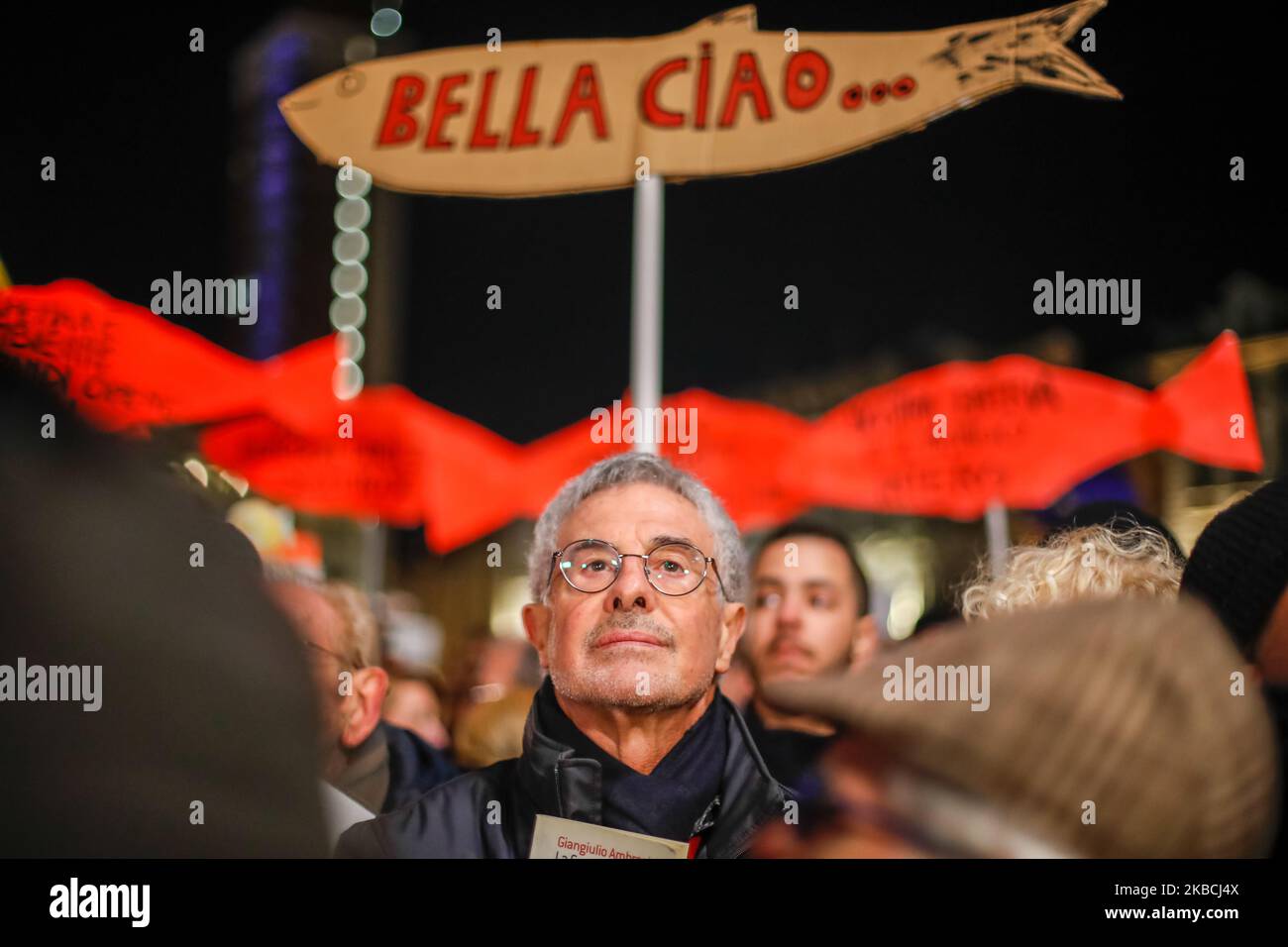 La gente protesta durante un Rally Sardine il 10 dicembre 2019 a Torino. Migliaia di persone sono scese in piazza a Torino per protestare contro la visione politica ritenuta razzista e autoritaria dalla 'la Leta' e dal suo leader Salvini. Il cosiddetto movimento Sardine, nato sui social media, ha riempito il centro di Torino cantando canzoni di protesta e mostrando semplicemente effigi di Sardine invece dei soliti simboli politici. (Foto di Mauro Ujetto/NurPhoto) Foto Stock