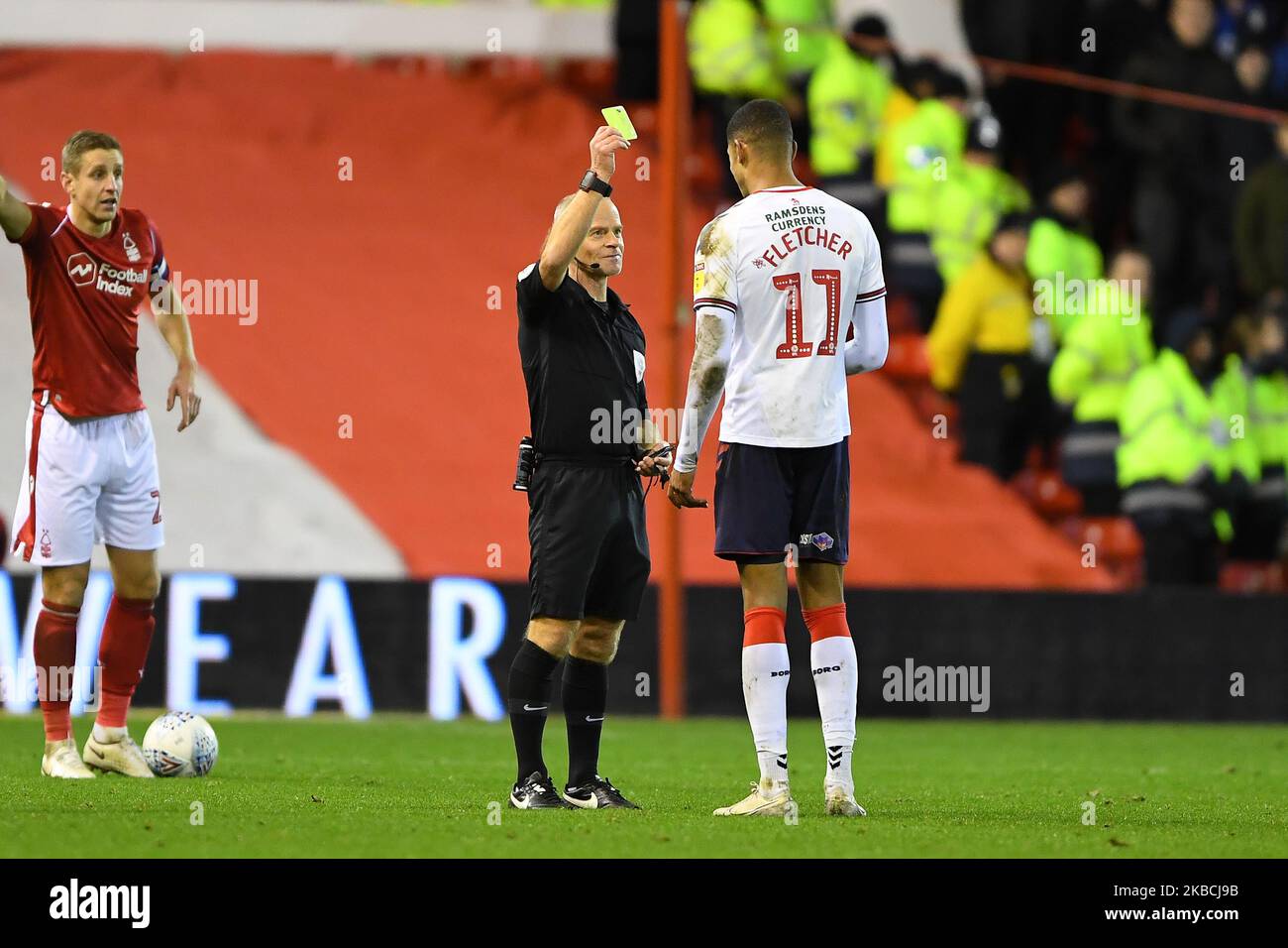 L'arbitro Andy Woolmer prenota e mostra un cartellino giallo ad Ashley Fletcher (11) di Middlesbrough durante la partita del Campionato Sky Bet tra Nottingham Forest e Middlesbrough presso il City Ground di Nottingham martedì 10th dicembre 2019. (Foto di Jon Hobley/MI News/NurPhoto) Foto Stock