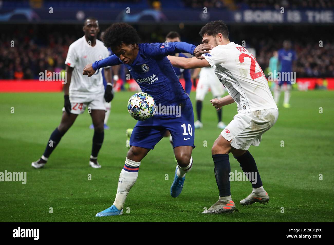 Chelsea centrocampista Willian (10) durante la partita H del gruppo UEFA Champions League Chelsea FC - Lille OSC, il 10 dicembre 2019 a Londra, Gran Bretagna. (Foto di Jakub Porzycki/NurPhoto) Foto Stock