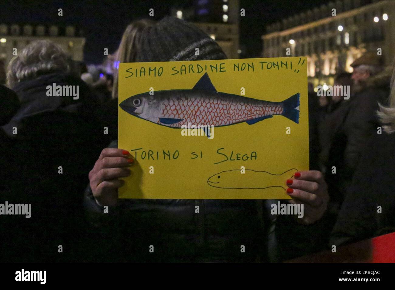 Un protester tiene un segno con un pesce, simboli del movimento sarde durante la folla flash in Piazza Castello il 10 dicembre 2019 a Torino. Il Sardine, il nuovo movimento ideologico antifascista, in tutta Italia sta protestando contro Matteo Salvini, leader del partito di destra Lega. Il movimento, nato da Roberto Morotti, Giulia Trappoloni e Andrea Garreffa, è nato in opposizione alla campagna elettorale della Lega a Bologna. (Foto di Massimiliano Ferraro/NurPhoto) Foto Stock