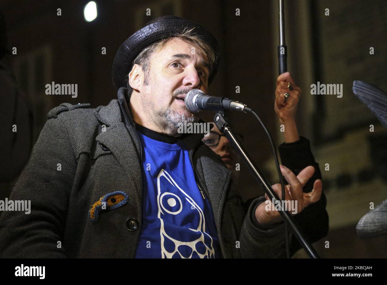 Paolo Ranzani (a sinistra), organizzatore flash della mob del movimento delle Sardine di Torino, parla a Piazza Castello il 10 dicembre 2019 a Torino. Il Sardine, il nuovo movimento ideologico antifascista, in tutta Italia sta protestando contro Matteo Salvini, leader del partito di destra Lega. Il movimento, nato da Roberto Morotti, Giulia Trappoloni e Andrea Garreffa, è nato in opposizione alla campagna elettorale della Lega a Bologna. (Foto di Massimiliano Ferraro/NurPhoto) Foto Stock