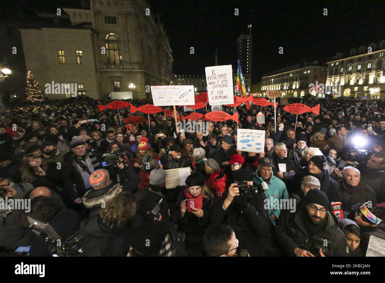 Migliaia di persone si sono unite in una mob flash creata dal movimento Sardine (Sardines), in Piazza Castello il 10 dicembre 2019 a Torino. Il Sardine, il nuovo movimento ideologico antifascista, in tutta Italia sta protestando contro Matteo Salvini, leader del partito di destra Lega. Il movimento, nato da Roberto Morotti, Giulia Trappoloni e Andrea Garreffa, è nato in opposizione alla campagna elettorale della Lega a Bologna. (Foto di Massimiliano Ferraro/NurPhoto) Foto Stock