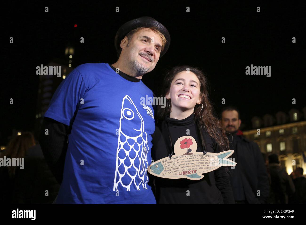 Paolo Ranzani (a sinistra), organizzatore flash della mob del movimento delle Sardine di Torino, in Piazza Castello il 10 dicembre 2019 a Torino. Il Sardine, il nuovo movimento ideologico antifascista, in tutta Italia sta protestando contro Matteo Salvini, leader del partito di destra Lega. Il movimento, nato da Roberto Morotti, Giulia Trappoloni e Andrea Garreffa, è nato in opposizione alla campagna elettorale della Lega a Bologna. (Foto di Massimiliano Ferraro/NurPhoto) Foto Stock