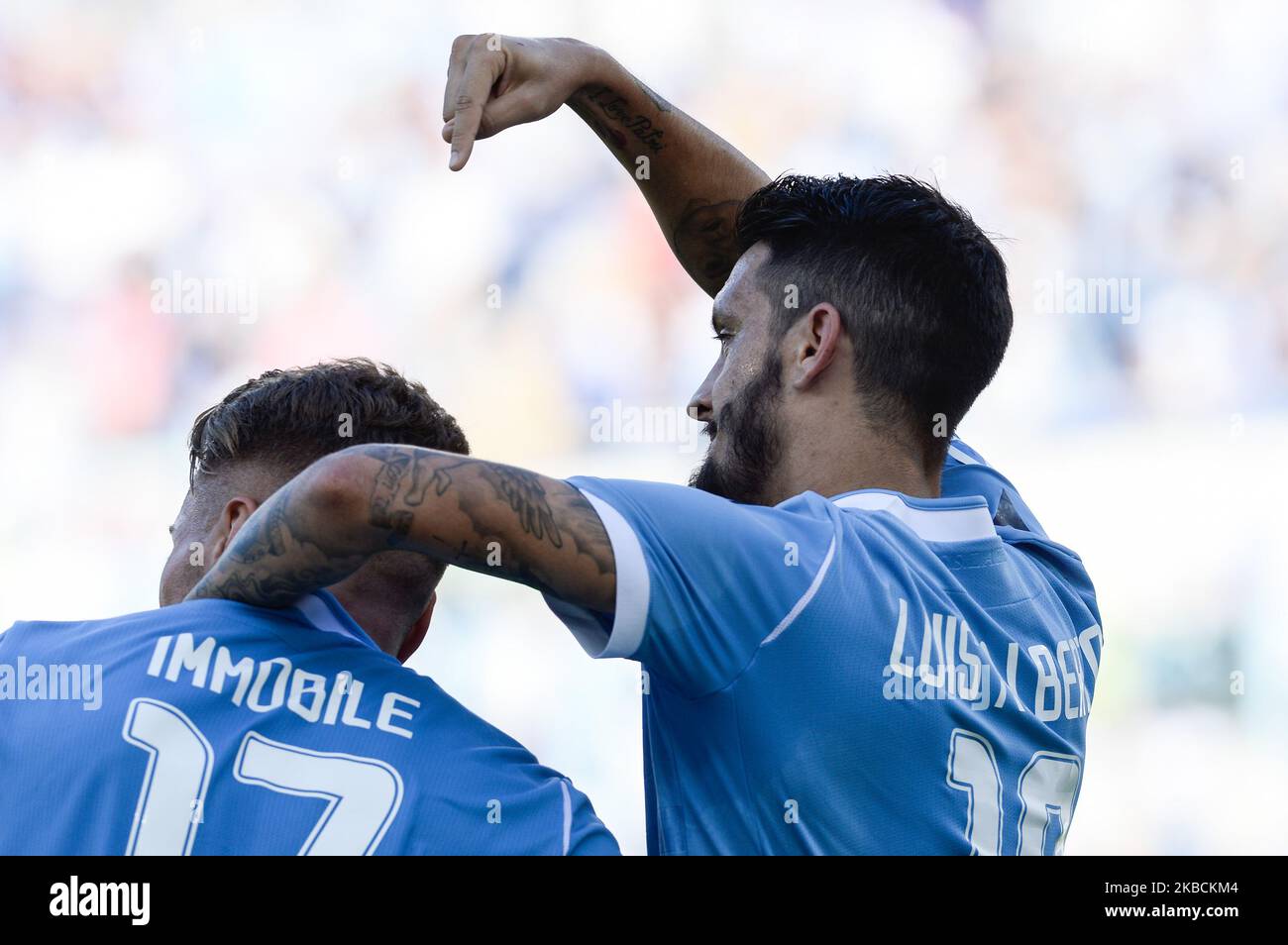 Luis Alberto ad Ciro durante la Serie Italiana Una partita di calcio tra SS Lazio e Genova CFC allo Stadio Olimpico di Roma, il 29 settembre 2019. (Foto di Silvia Lore/NurPhoto) Foto Stock