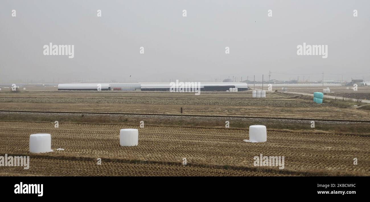 A View Scene è coperto di inquinamento atmosferico in Sangju, Corea del Sud. Le particelle di polvere fine provenienti dalla Cina arrivarono qui a bordo di caldi venti occidentali, che seguirono giorni di freddo incantesimo causato da alta pressione siberiana. (Foto di Seung-il Ryu/NurPhoto) Foto Stock