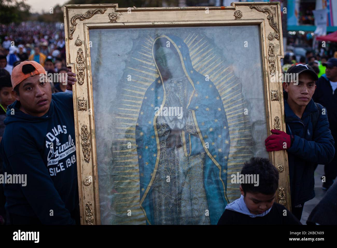 La gente partecipa alla celebrazione del giorno della Vergine di Guadalupe il 11 dicembre 2019 a Città del Messico, Messico. (Foto di Carlos OGAZ/NurPhoto) Foto Stock