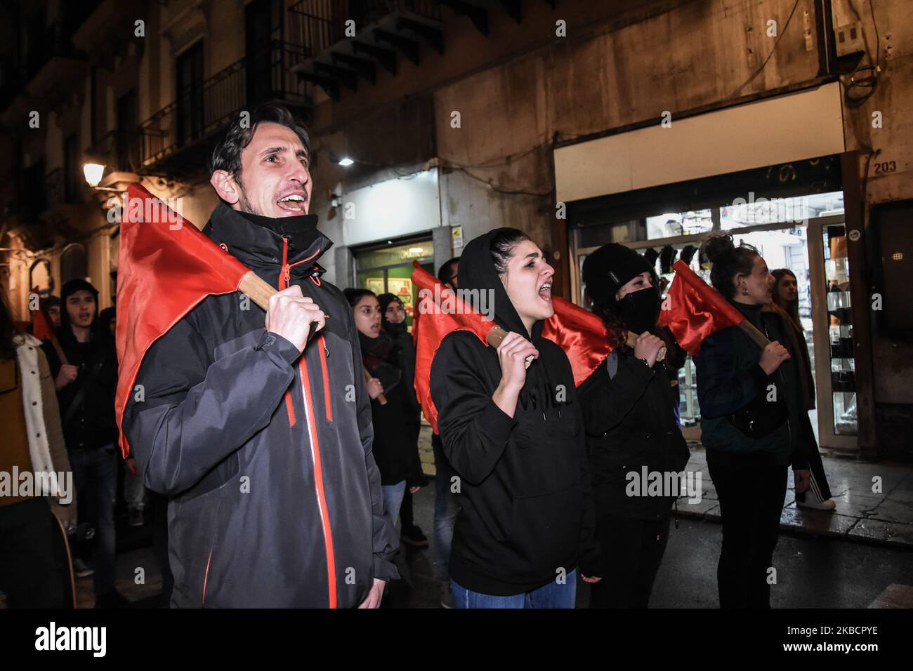 Membri dei centri sociali comunisti e dei movimenti anarchici durante una processione antifascista per le strade di Palermo. Palermo, Italia 12 novembre 2019 (Foto di Francesco Militello Mirto/NurPhoto) Foto Stock