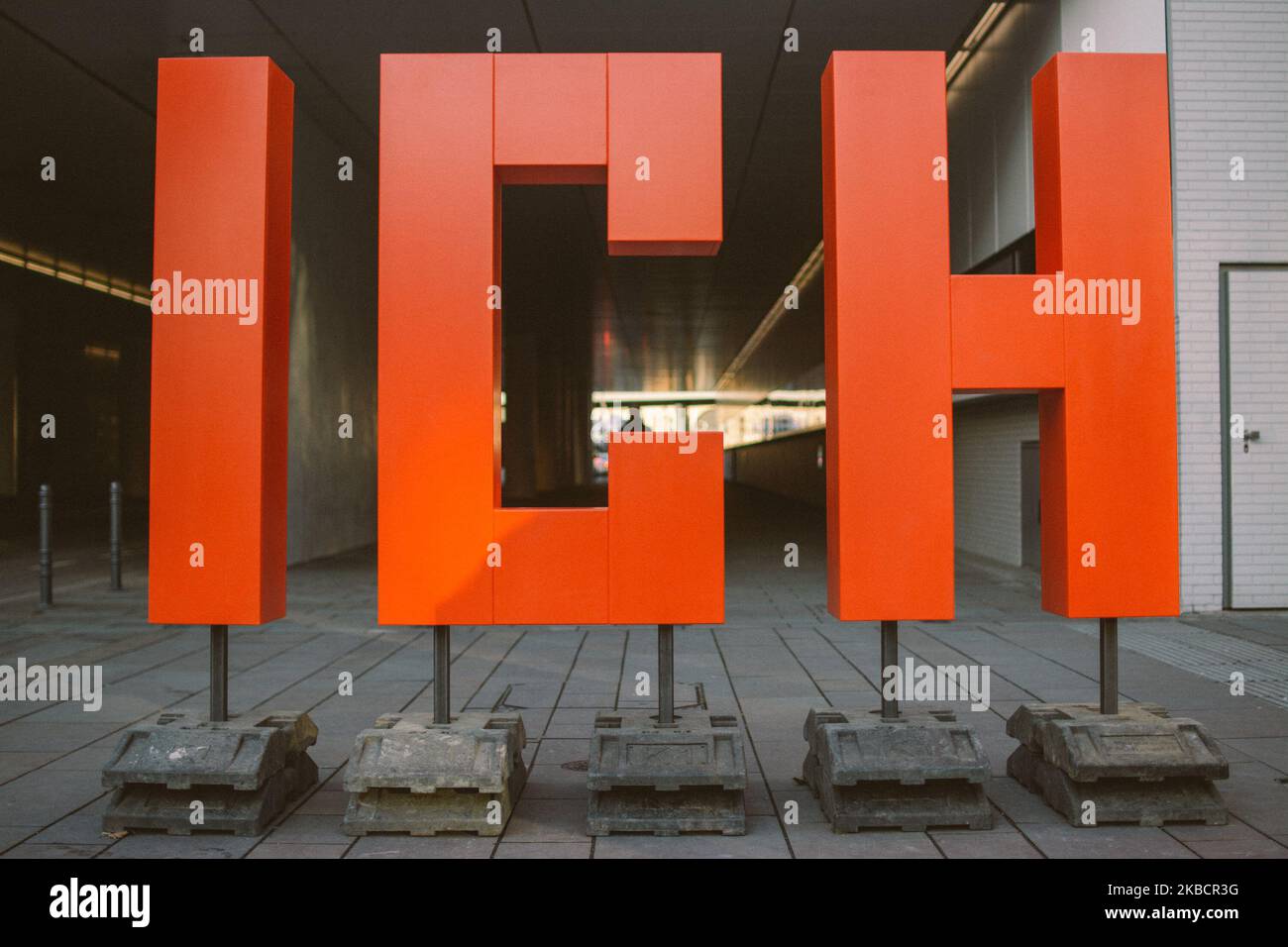 L'installazione artistica ICH si trova nel centro della città di Colonia, in Germania, il 12 dicembre 2019. Gli artisti di Colonia Angie Hisel e Roland Kaiser installano quattro scolpite dal suono ''ICH'' nel centro di Colonia. (Foto di Ying Tang/NurPhoto) Foto Stock