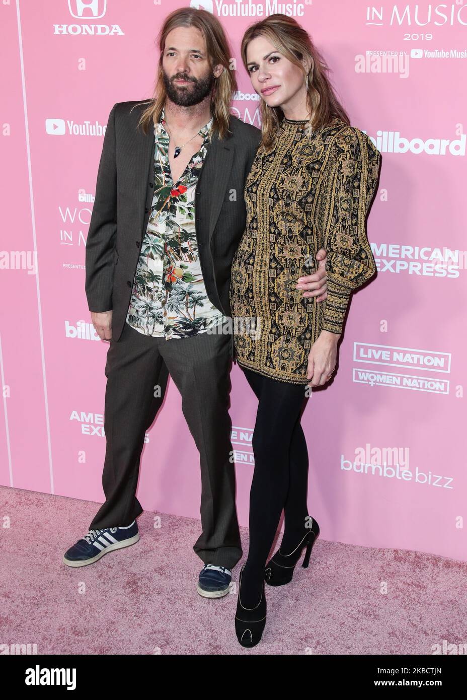 HOLLYWOOD, LOS ANGELES, CALIFORNIA, USA - 12 DICEMBRE: Taylor Hawkins e la moglie Alison Hawkins arrivano alle 2019 Billboard Women in Music presentate da YouTube Music tenutesi all'Hollywood Palladium il 12 dicembre 2019 a Hollywood, Los Angeles, California, Stati Uniti. (Foto di Xavier Collin/Image Press Agency/NurPhoto) Foto Stock