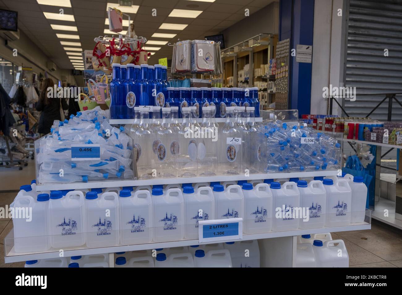 Pellegrini a Lourdes, Francia, il 13 dicembre 2019. Il Papa ferma l'attività dei miracoli a LourdesFrancisco interviene il santuario e invia un delegato per recuperare il lato spirituale del luogo, sepolto dal suo lato commerciale e turistico. Lourdes riceve due milioni e mezzo di visite all'anno. È un turismo che ha fede come pretesa e che ha trasformato un'intera valle che vive sui pellegrini. (Foto di Alvaro Fuente/NurPhoto) Foto Stock